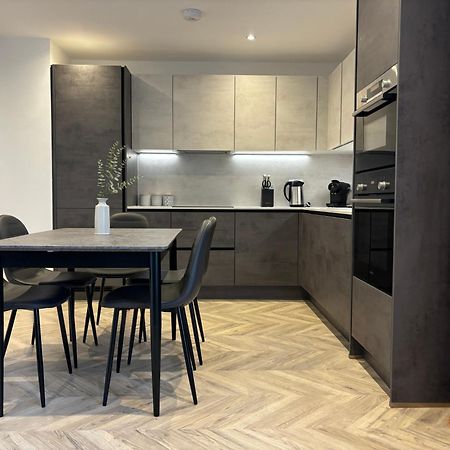 Manchester Apt, Free Parking, Business, Couples & Families Экстерьер фото