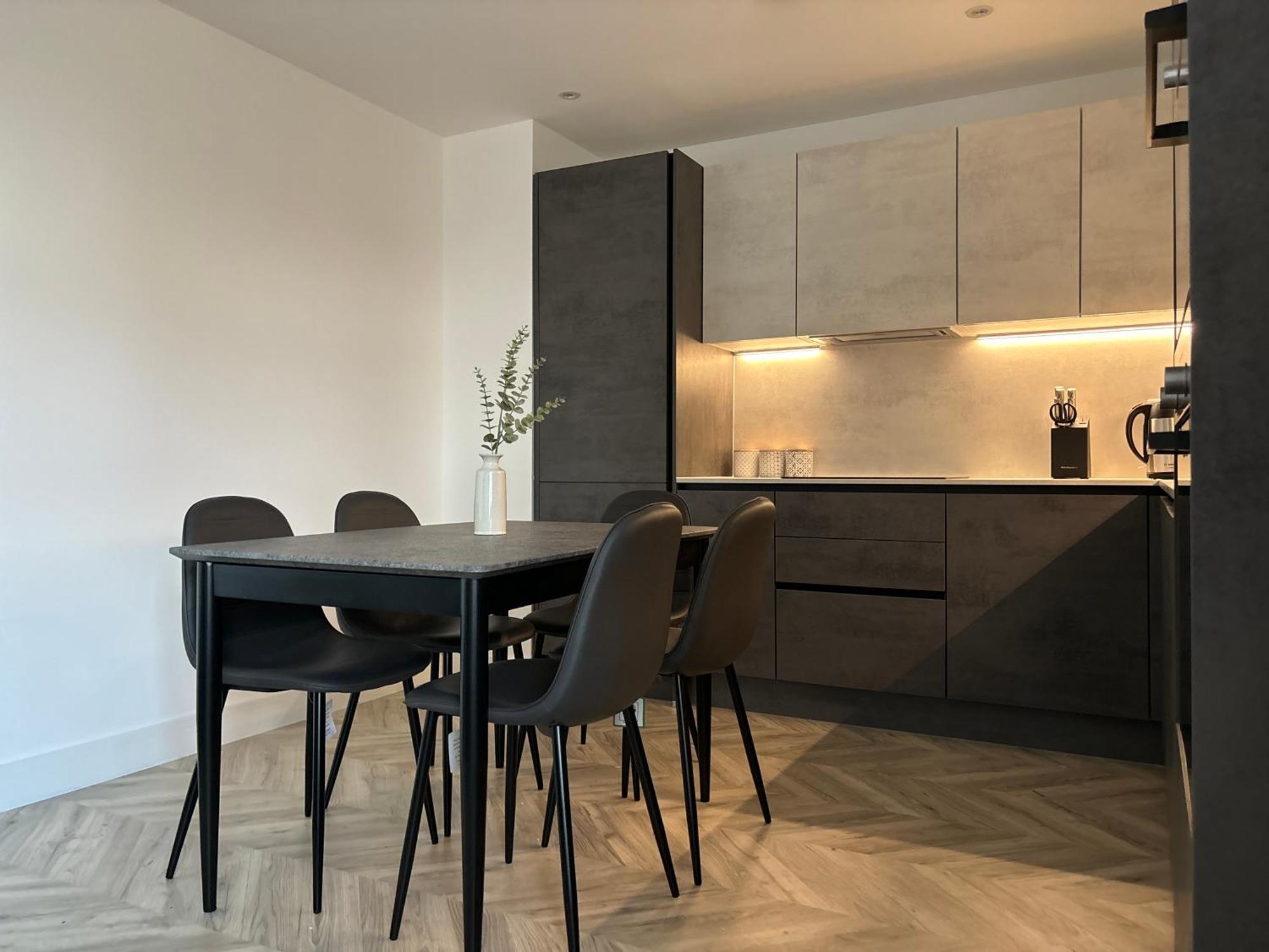 Manchester Apt, Free Parking, Business, Couples & Families Экстерьер фото