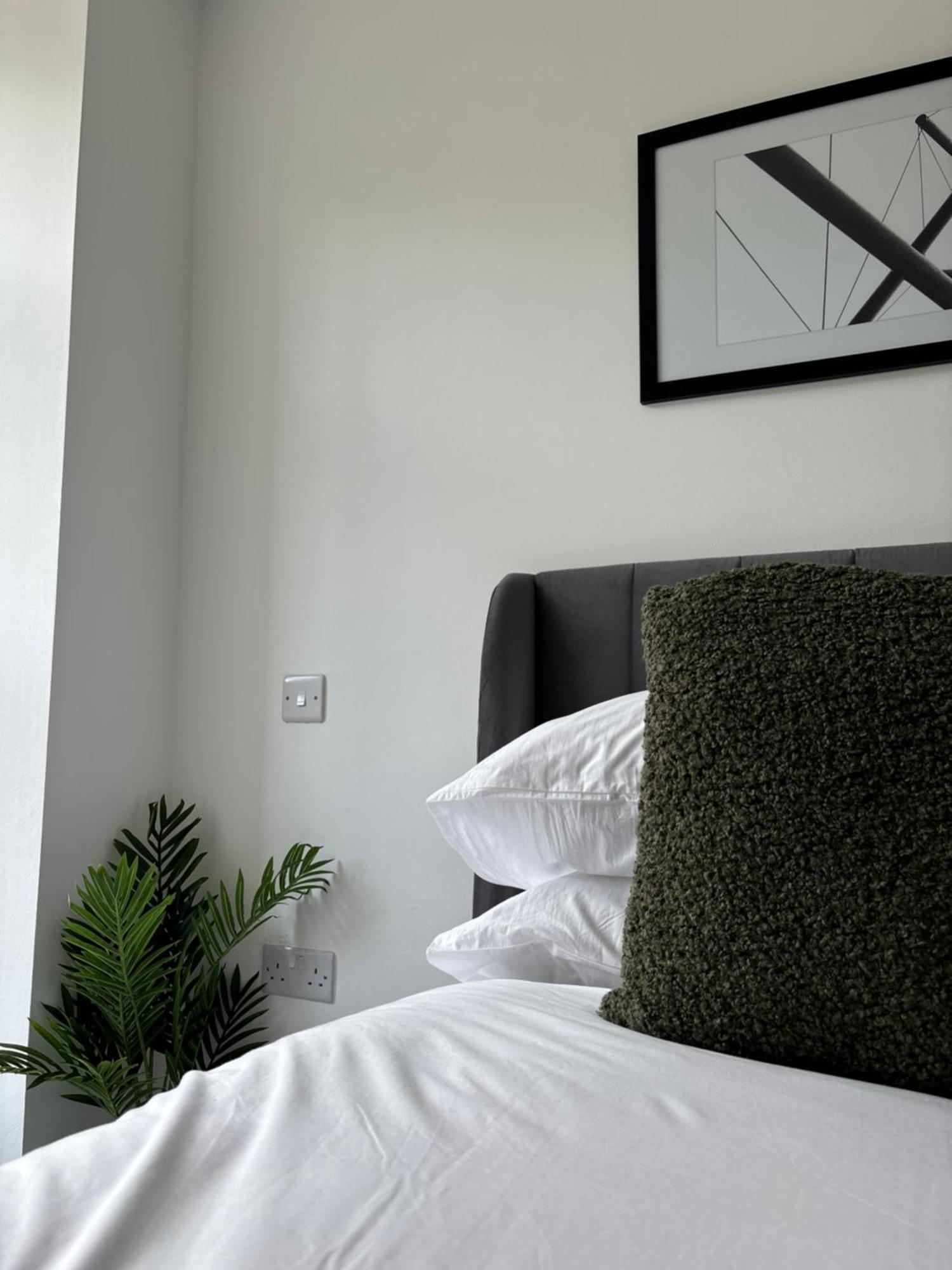 Manchester Apt, Free Parking, Business, Couples & Families Экстерьер фото