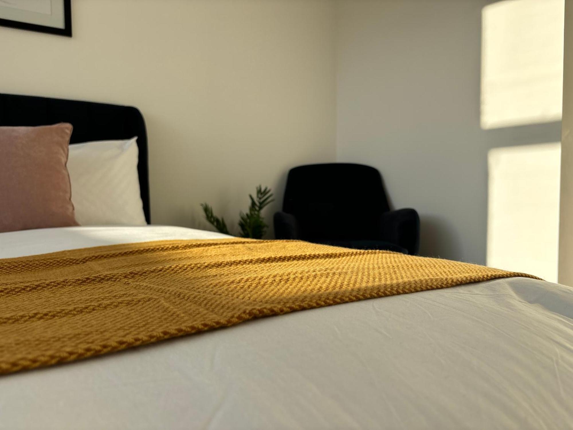 Manchester Apt, Free Parking, Business, Couples & Families Экстерьер фото